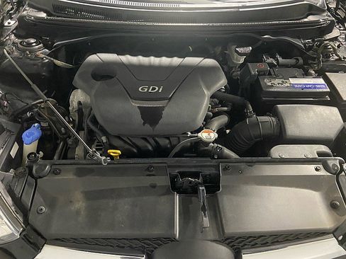 Used 2012 Hyundai Veloster w/ Style Pkg image 28