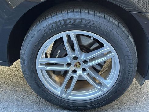 Used 2025 Porsche Macan image 9