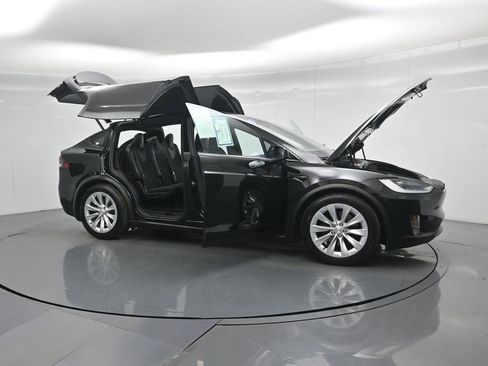 Used 2018 Tesla Model X 75D image 32