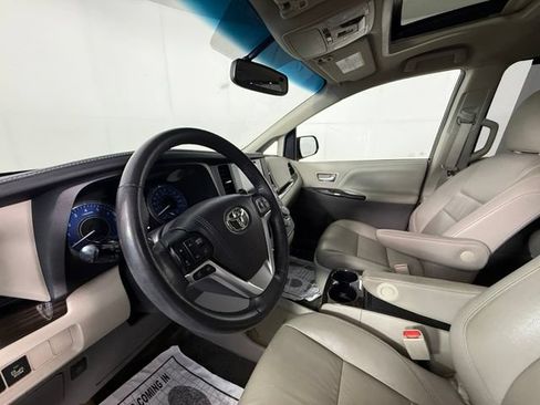 Used 2017 Toyota Sienna XLE Premium FWD image 6