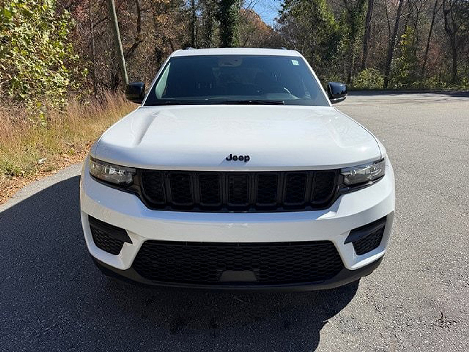 Used 2025 Jeep Grand Cherokee Altitude AWD/4WD image 3