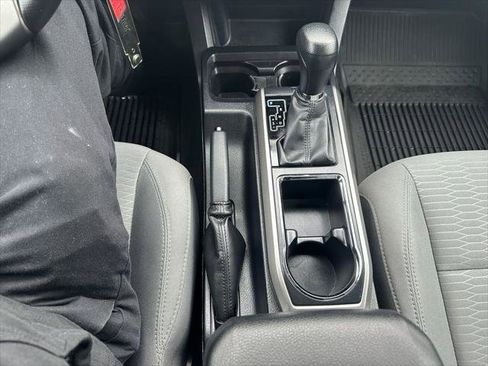 Certified 2017 Toyota Tacoma SR5 AWD/4WD image 19