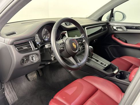Certified 2024 Porsche Macan image 4