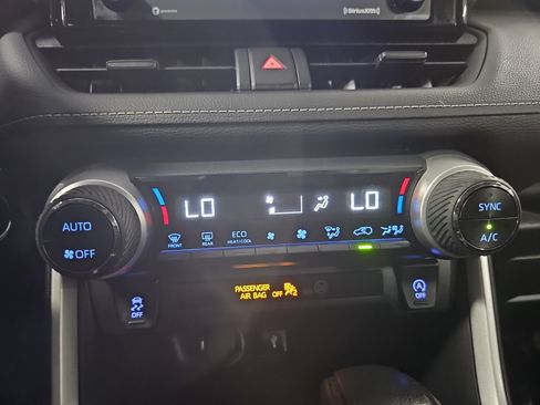 Used 2021 Toyota RAV4 XLE w/ Convenience Package FWD image 21