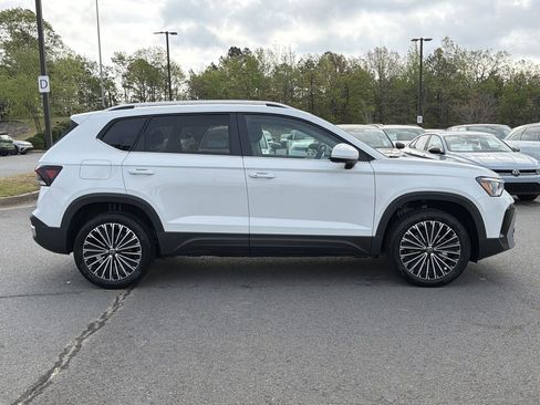 New 2026 Volkswagen Taos SE FWD image 6