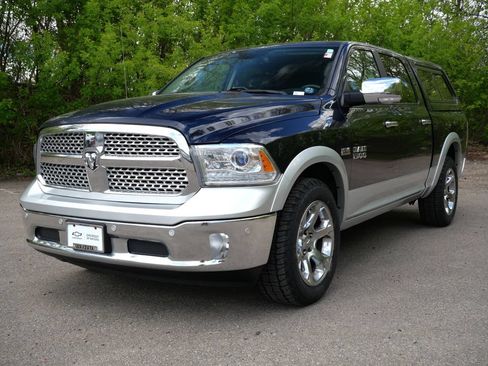 Used 2017 RAM 1500 Laramie AWD/4WD image 3