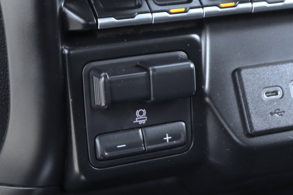 Used 2019 Chevrolet Silverado 1500 LTZ AWD/4WD image 30