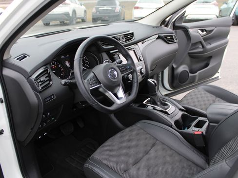 Used 2022 Nissan Rogue Sport SV w/ Technology Package image 10