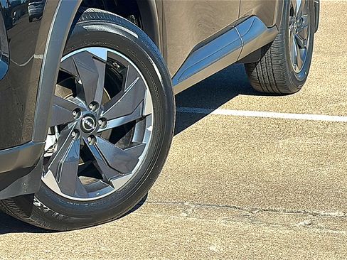 Certified 2025 Nissan Rogue SV image 3