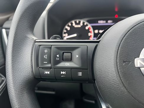 Used 2023 Nissan Rogue SV image 16