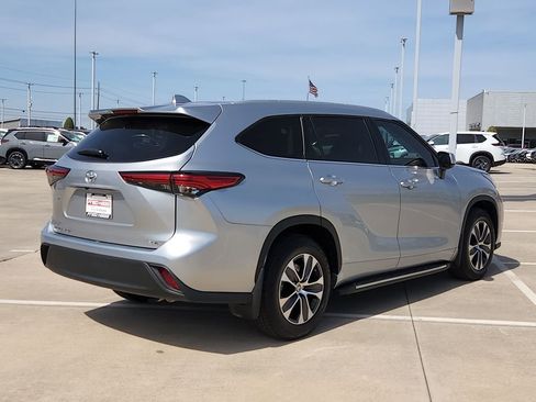 Used 2022 Toyota Highlander XLE image 5