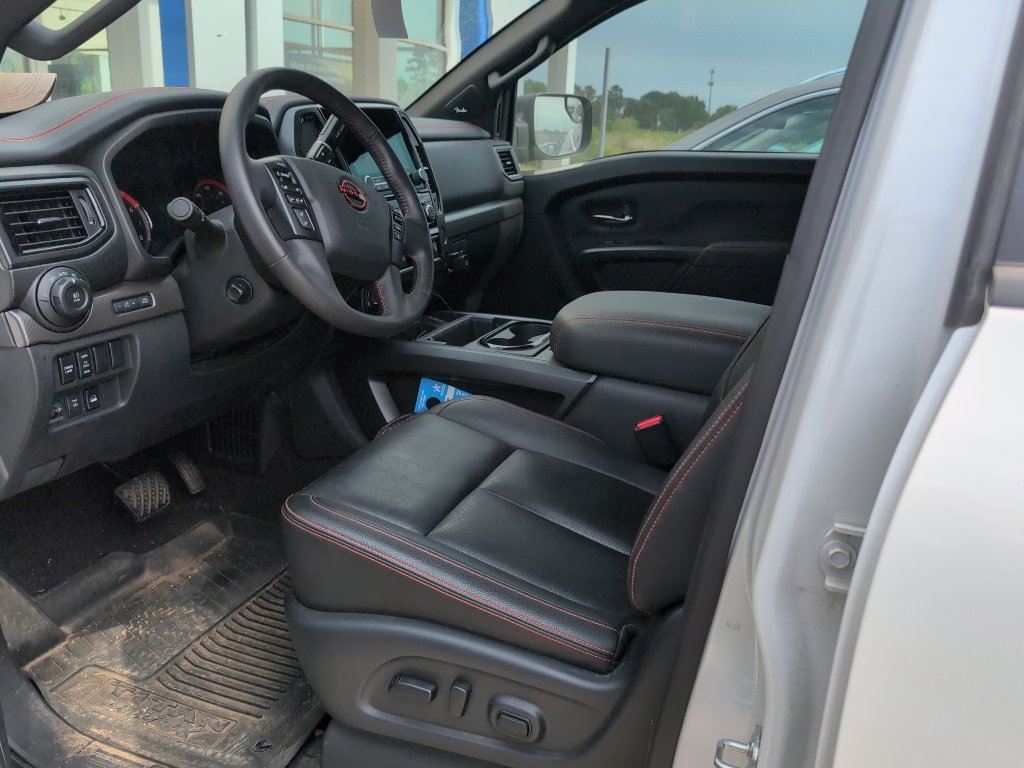 Used 2023 Nissan Titan PRO-4X w/ Pro-4x Convenience Package AWD/4WD image 4