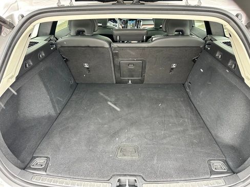 Used 2025 Volvo V60 B5 Cross Country Plus image 10