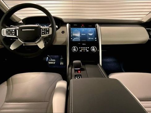 Certified 2025 Land Rover Discovery Dynamic SE AWD/4WD image 18