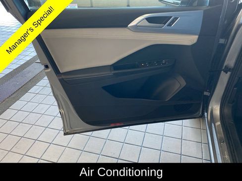 Used 2025 Volkswagen Taos SE AWD/4WD image 9