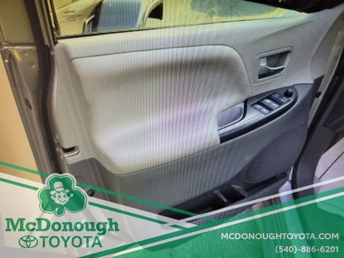 Used 2018 Toyota Sienna LE image 11