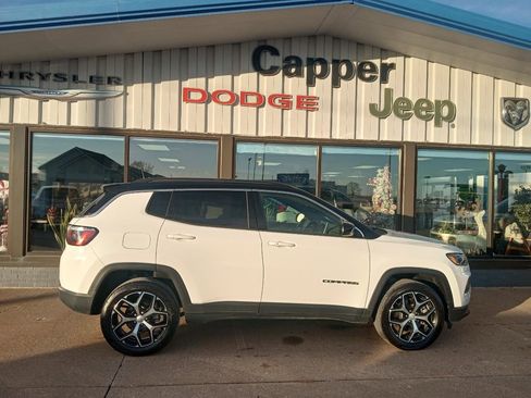 Used 2024 Jeep Compass Limited image 17