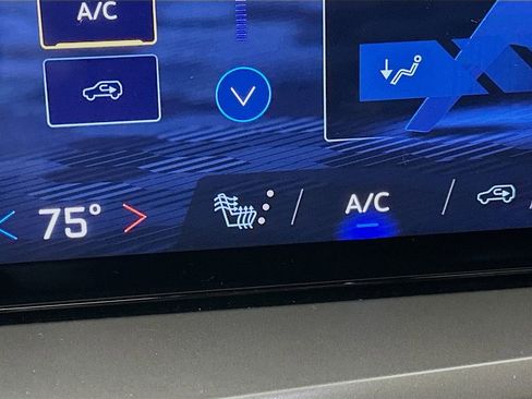 Used 2025 Chevrolet Traverse LT image 28