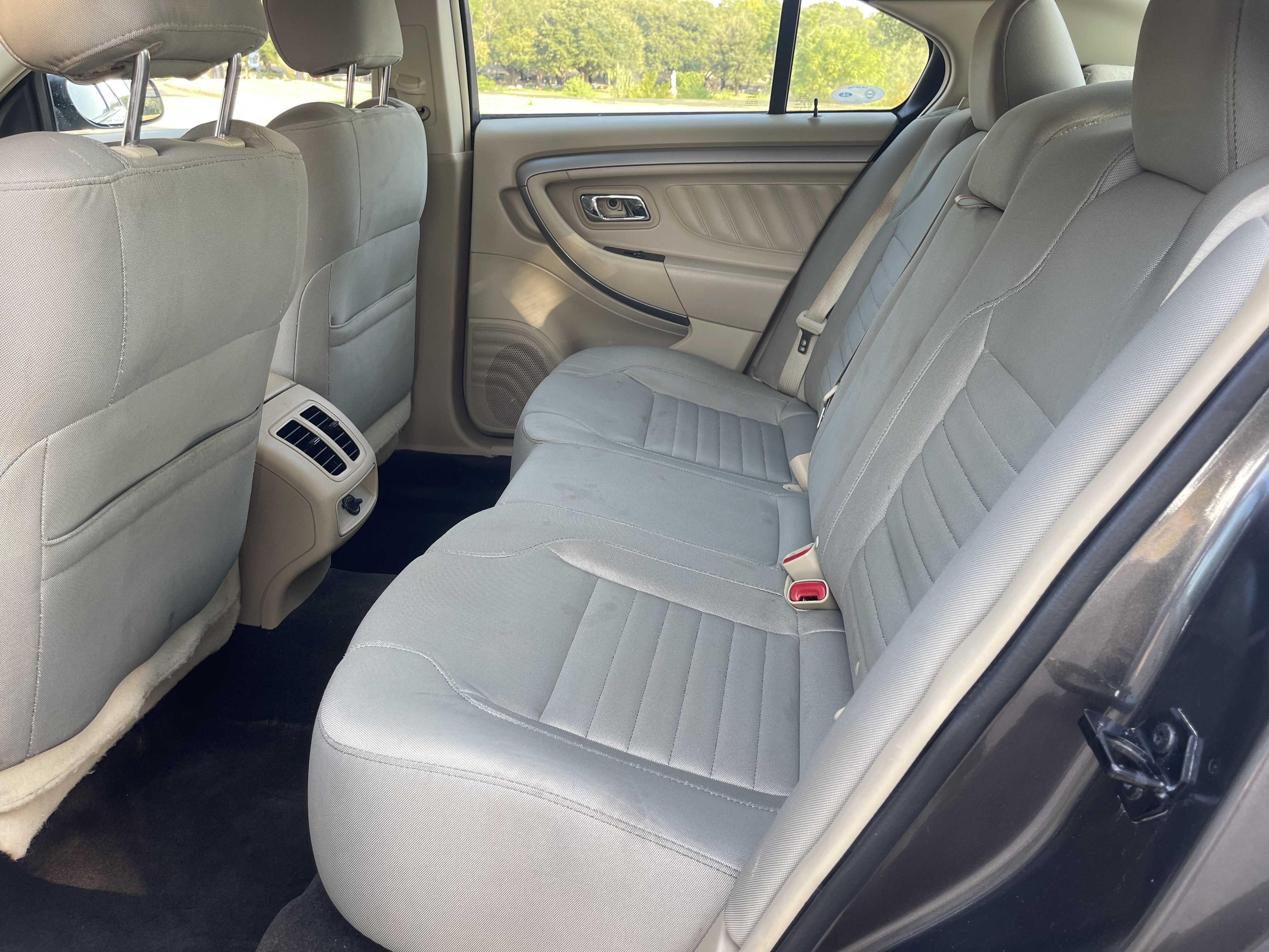 Used 2015 Ford Taurus SE FWD image 10