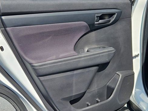 Used 2024 Toyota Highlander LE image 24