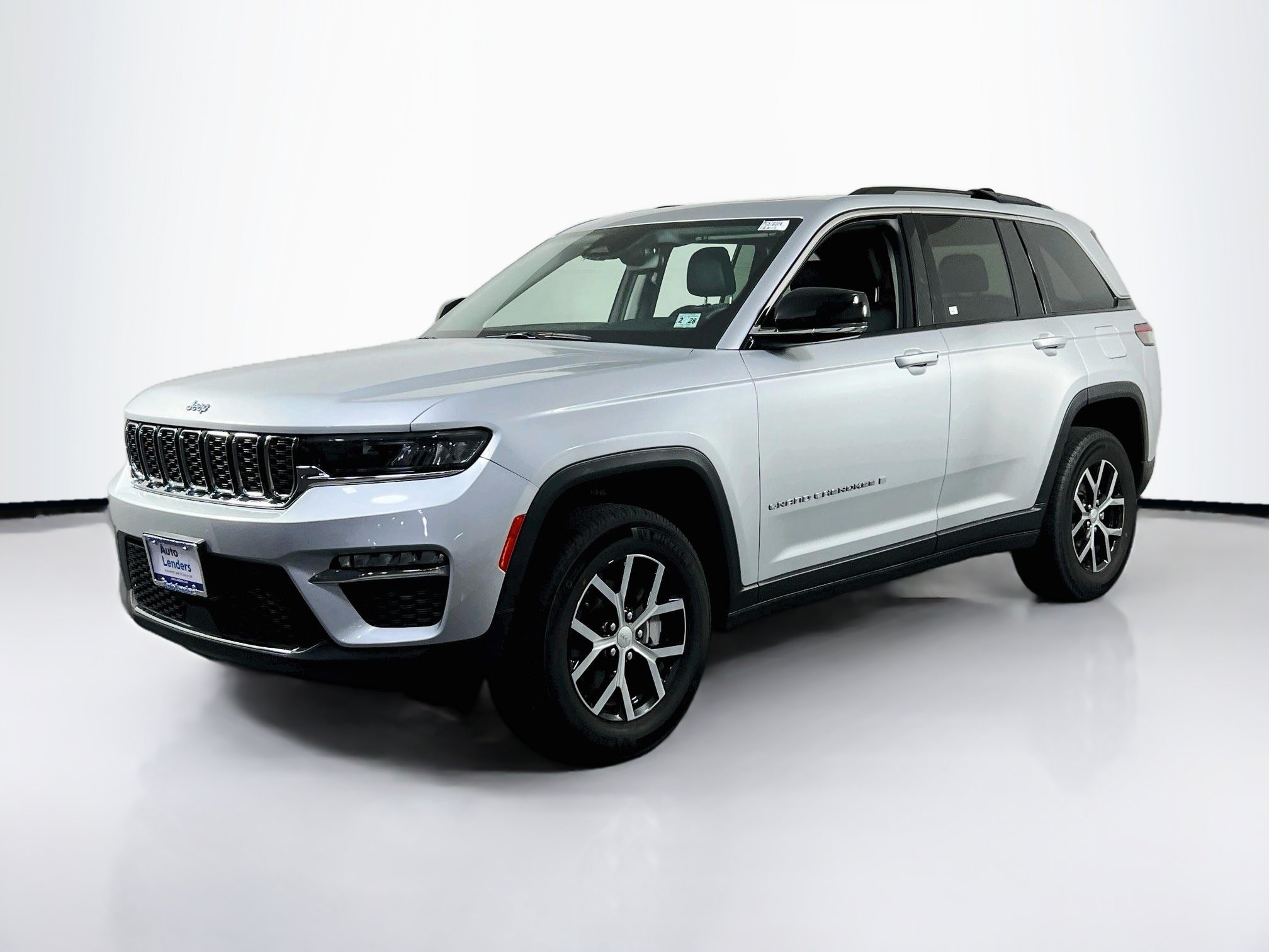 Used 2023 Jeep Grand Cherokee Limited AWD/4WD image 1