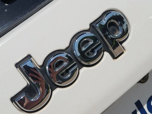 Used 2019 Jeep Cherokee Latitude w/ Popular Appearance Group FWD image 11