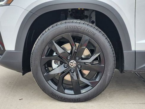 New 2024 Volkswagen Taos SE image 7