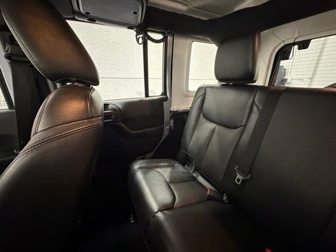 Used 2015 Jeep Wrangler Unlimited Sahara AWD/4WD image 34