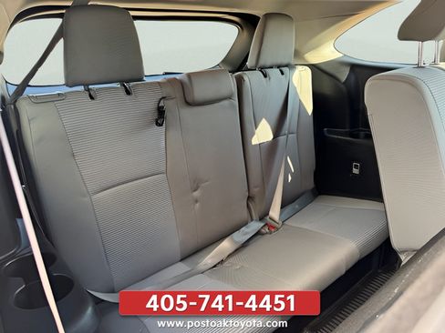 Used 2023 Toyota Highlander LE FWD image 31