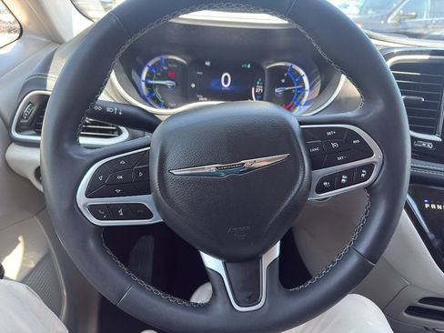 Used 2023 Chrysler Pacifica Touring-L FWD image 19