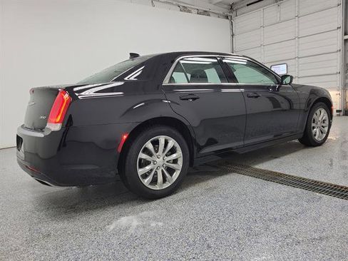 Used 2022 Chrysler 300 Touring image 3