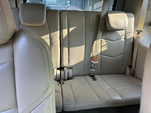 Used 2018 Cadillac Escalade Luxury RWD image 12