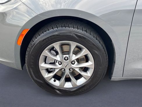 Used 2023 Chrysler Pacifica Touring-L AWD/4WD image 9