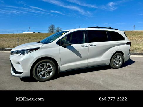 Used 2023 Toyota Sienna XSE image 1