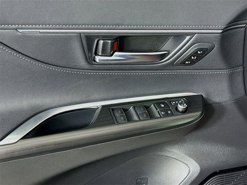Used 2023 Toyota Venza XLE image 19