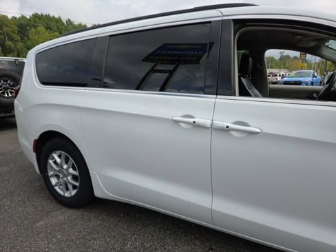 Used 2022 Chrysler Pacifica Touring-L image 26
