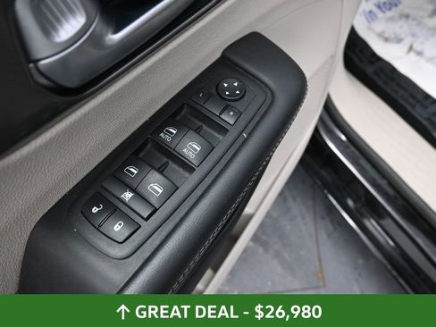 Used 2024 Chrysler Pacifica Select image 32