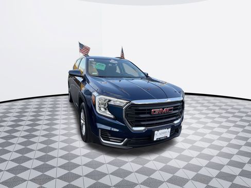 Certified 2022 GMC Terrain SLE w/ Driver Convenience Package image 3