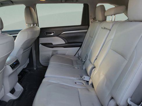 Used 2018 Toyota Highlander Limited Platinum FWD image 6