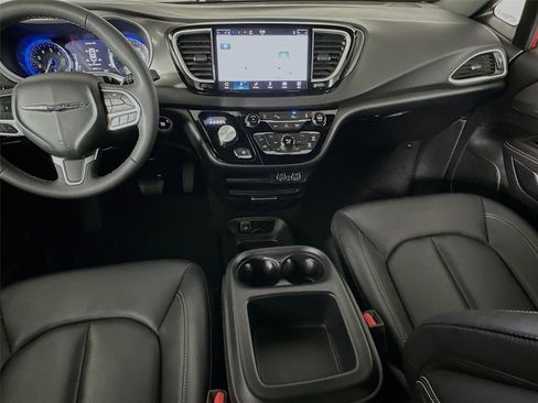 Used 2025 Chrysler Pacifica Select image 21