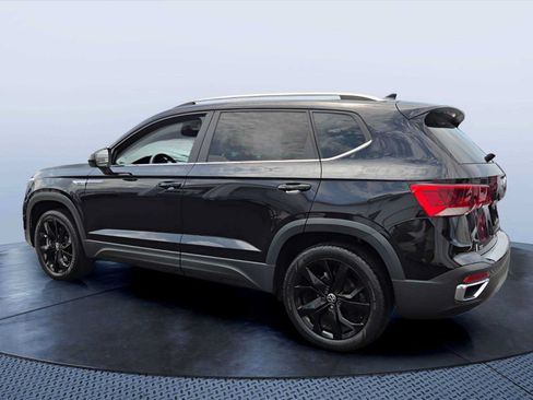 Used 2023 Volkswagen Taos SE w/ Panoramic Sunroof Package FWD image 4