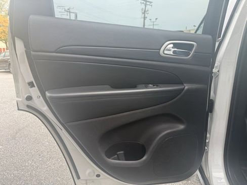 Used 2020 Jeep Grand Cherokee Laredo image 35