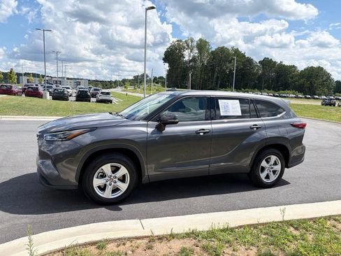 Used 2022 Toyota Highlander LE FWD image 4