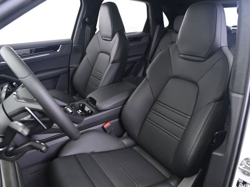 Used 2026 Porsche Cayenne GTS AWD/4WD image 30