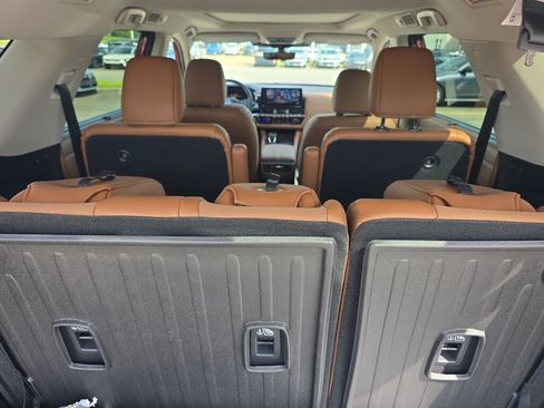 New 2026 Nissan Pathfinder Platinum FWD image 2