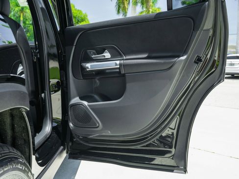 Used 2025 Mercedes-Benz GLB 250 image 38