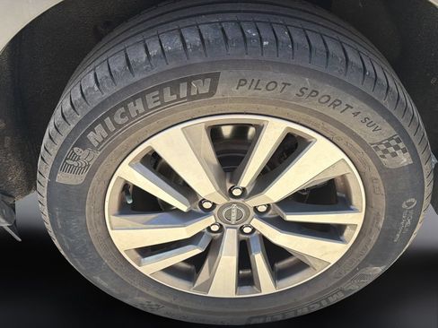 Used 2022 Nissan Pathfinder SL AWD/4WD image 9