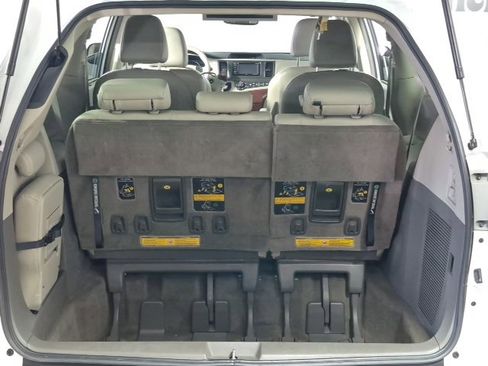 Used 2013 Toyota Sienna XLE image 27