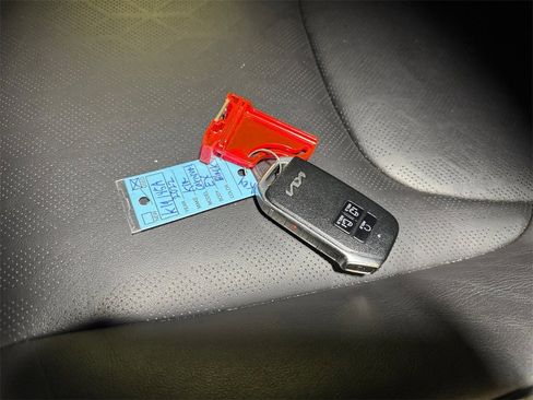 Certified 2022 Kia Carnival EX image 32