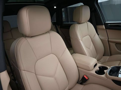 Certified 2025 Porsche Macan AWD/4WD image 30